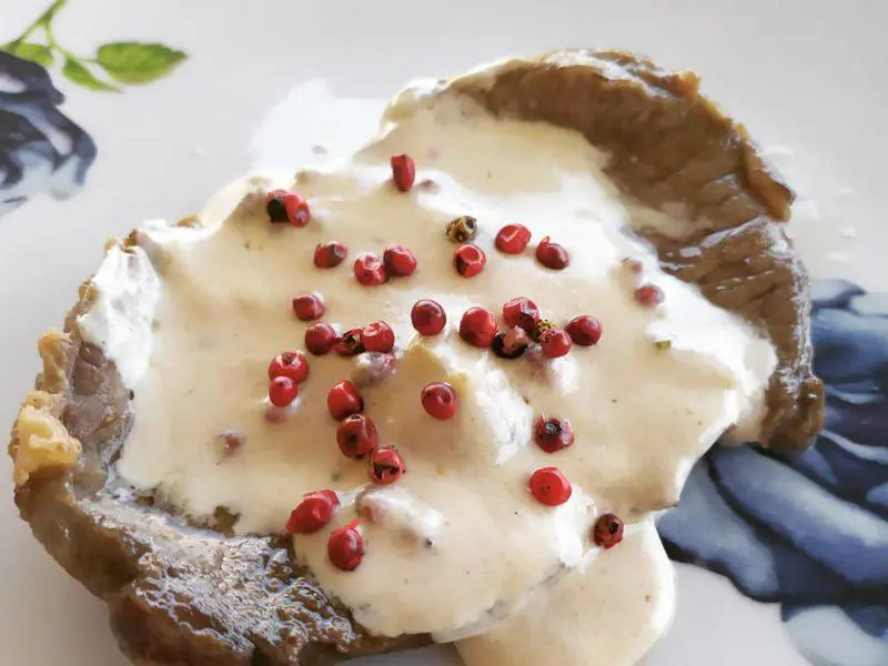Filetto di vitello al pepe rosa, una deliziosa ricetta per gli appassionati di carne