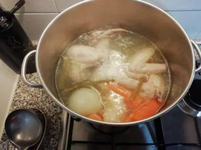 Brodo di pollo, una salutare ricetta per le giornate invernali