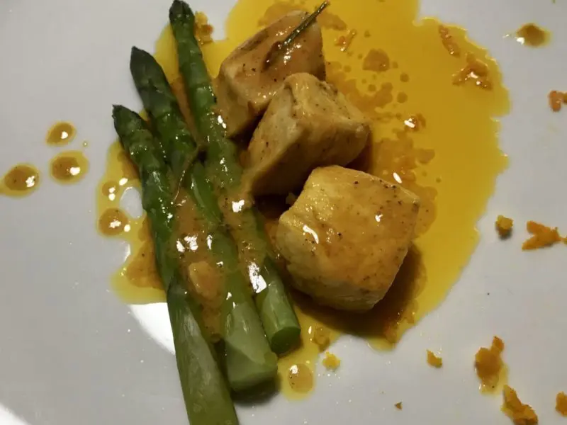 Petto di pollo all’arancia e asparagi di stagione