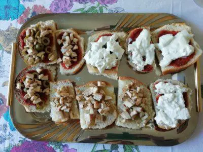 Bruschette a sorpresa, una ricetta gustosa per recuperare il pane raffermo