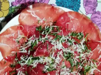 Carpaccio di bresaola o bresaola carpacciata
