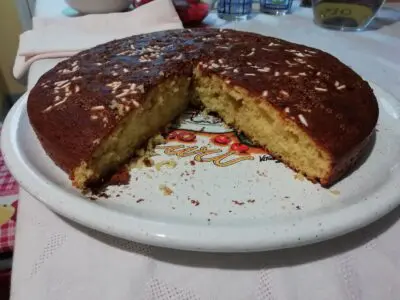Torta con fiori di sambuco