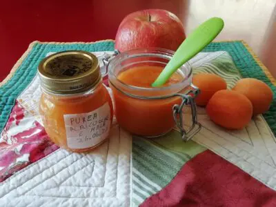 Deliziosa purea di albicocche e mele