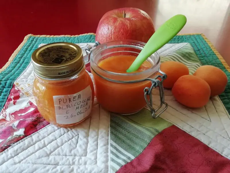 Deliziosa purea di albicocche e mele