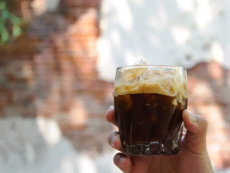 Fare il caffè shakerato senza shaker