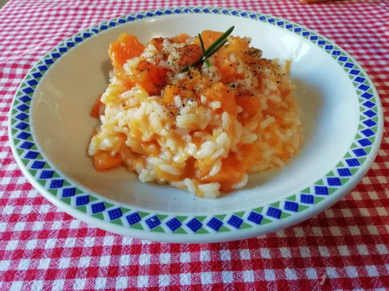 Risotto con la zucca, un piatto autunnale dal colore allegro