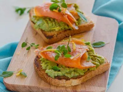 Toast con avocado e salmone, ricetta semplice e veloce per saziare la fame