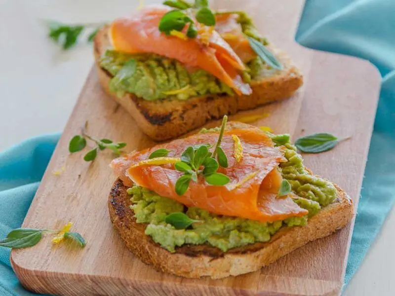 Toast con avocado e salmone, ricetta semplice e veloce per saziare la fame