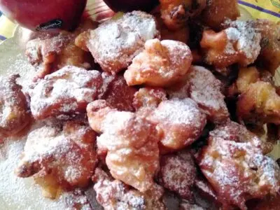 Frittelle di mele con rum, cannella e uvetta