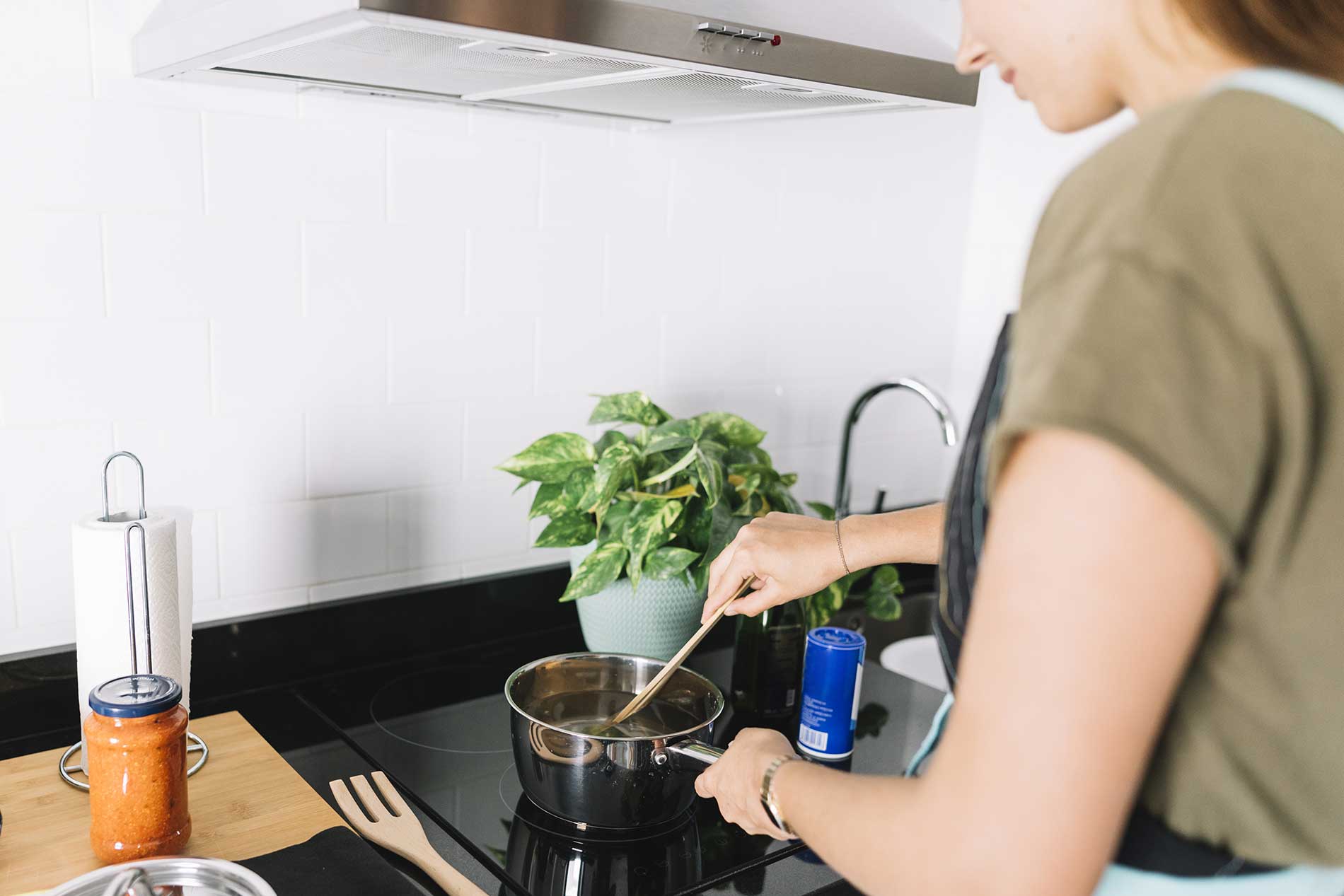 Donna che cucina - Come eliminare gli odori in cucina
