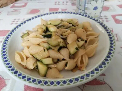 Pasta al sugo di zucchine trifolate, un tripudio di sapori estivi